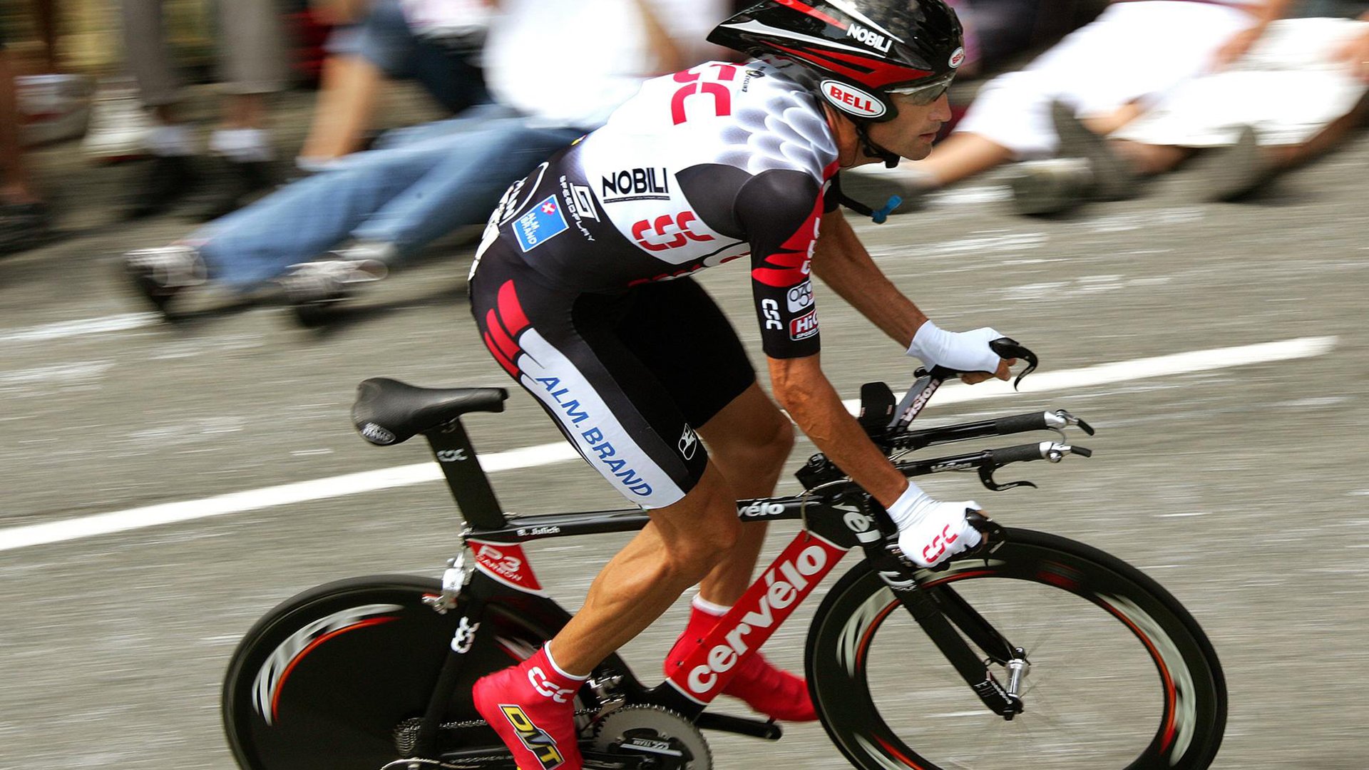 华体会官网-F1赛车赛场焦点！西班牙队对阵澳大利亚队，防守反击奏效，球队笑到最后